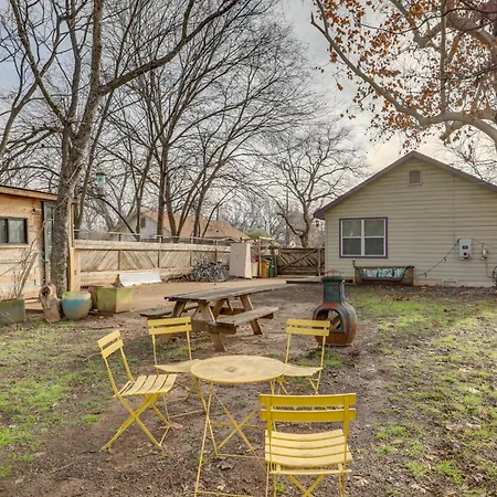 Pet-Friendly Austin Home With Private Yard And Deck!